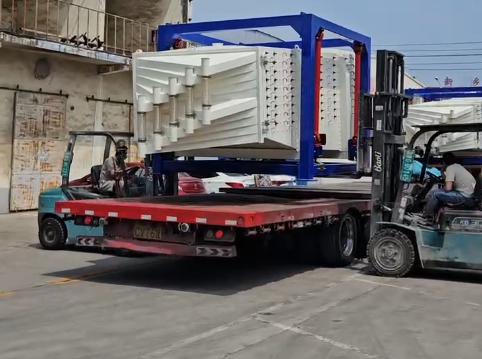Video of square shaking screen delivery